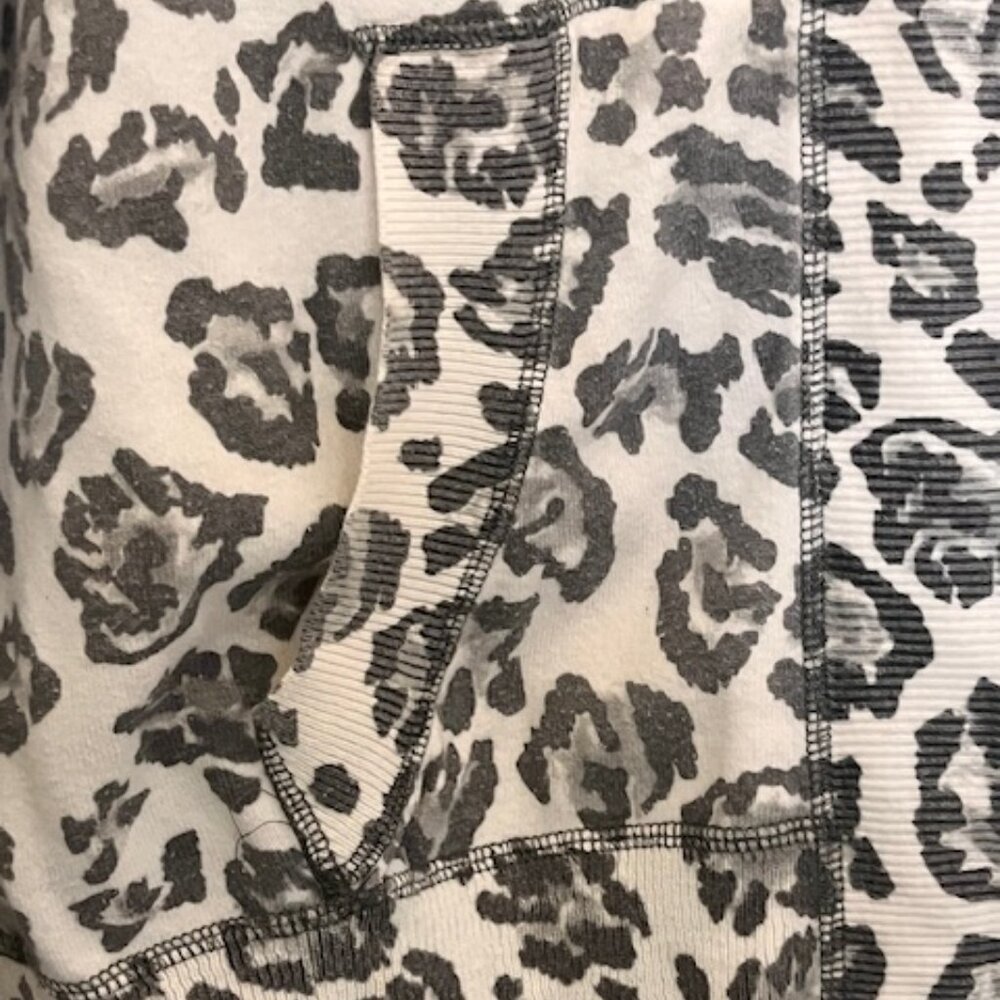 Chico's Zenergy Zip Front Hoodie with pockets Sz 3 XL 16  Grey Cheetah print - Picture 6 of 7